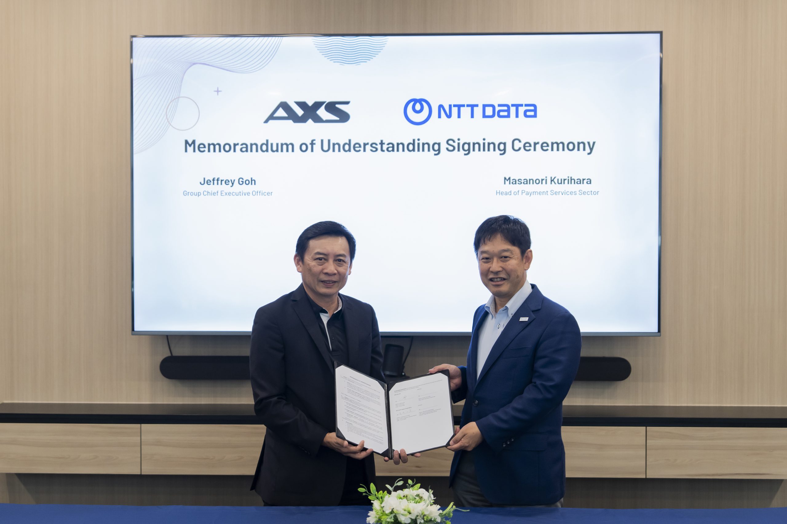 Mr. Jeffrey Goh, Group CEO of AXS (left), and Mr. Masanori Kurihara, Head of Payment, NTT DATA (right), at the Memorandum of Understanding (MoU) signing ceremony in Singapore.